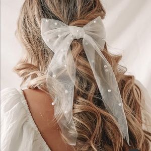Lulu’s Mariella White Pearl Tulle Bow